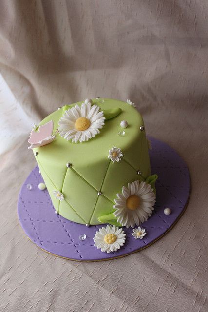 Green fondant cake with daisies and butterfly