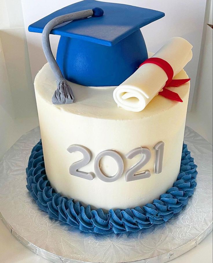 Graduation cake with blue cap and 2021