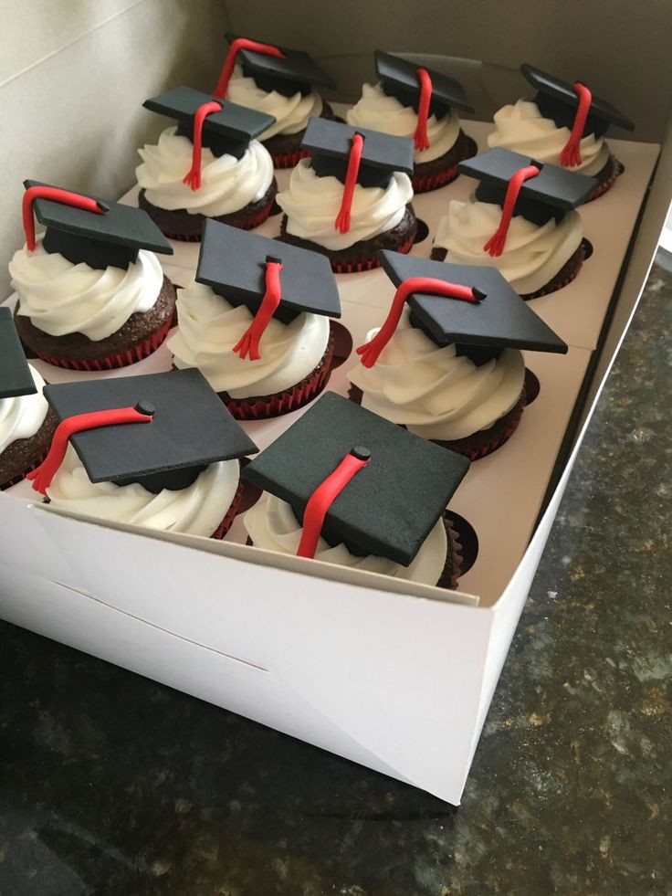 Graduation cupcakes with cap toppers